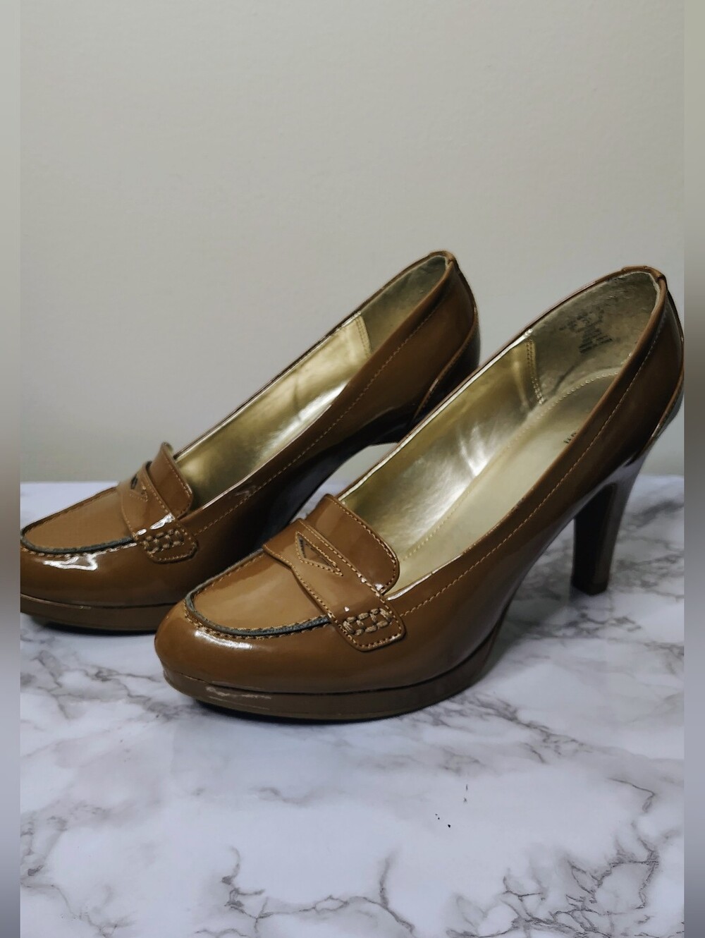 Attention Women’s Size 11 Tan Patent Platform Loafer Pumps Heels